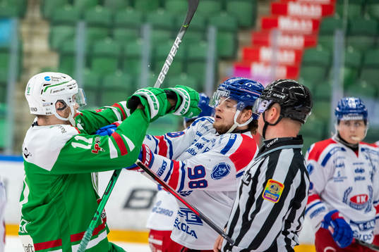 Rögles Mattias Sjögren och Oskarshamns Oliver Larsen i