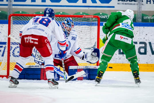 Oskarshamns målvakt Joe Cannata räddar Rögles Olli