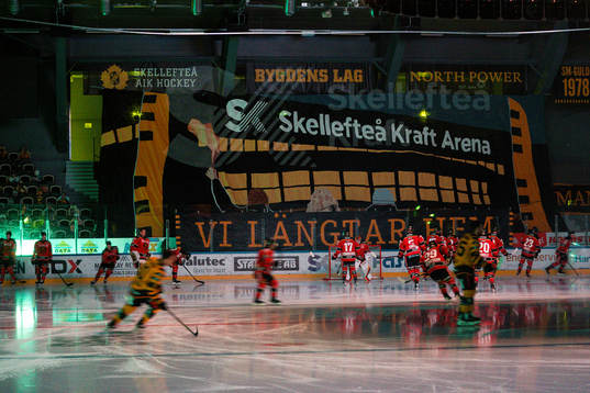 Tifo med texten ”Vi längtar hem” före ishockeymatchen