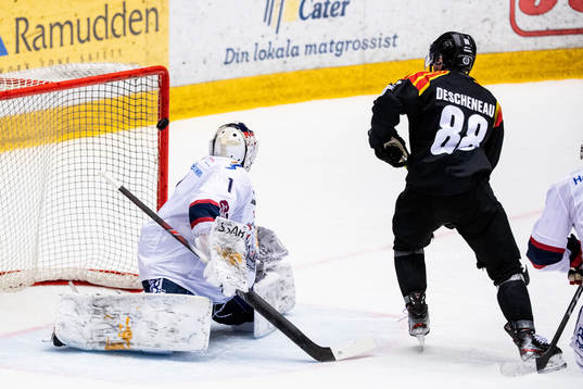 Brynäs Jaedon Descheneau gör 1-1 på Linköpings målvakt