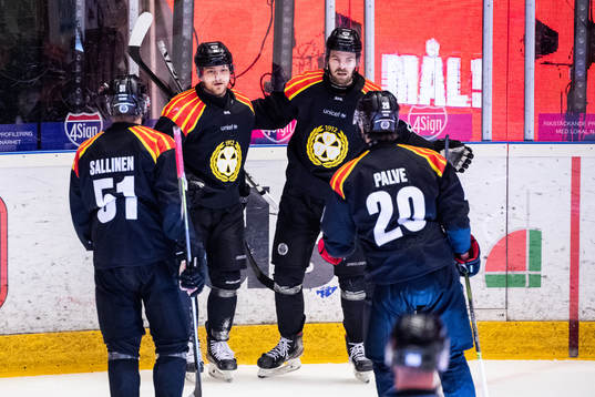 Brynäs Jaedon Descheneau jublar med lagkamrater
