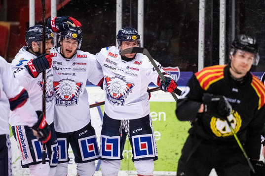 Linköpings Niko Ojamäki jublar med Broc Little
