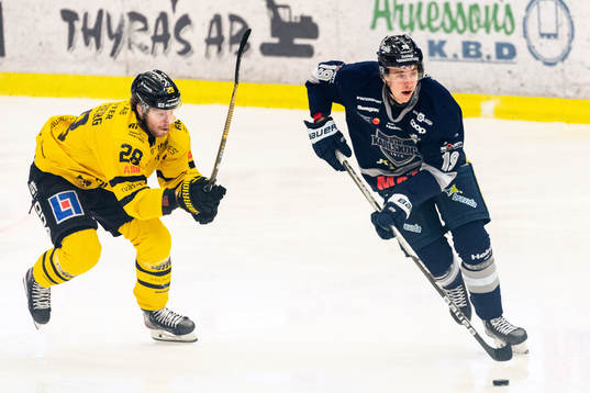 Västerås Lukas Zetterberg och Karlskogas Filip Roos