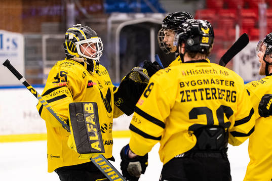Västerås målvakt Emil Kruse jublar med lagkamrater