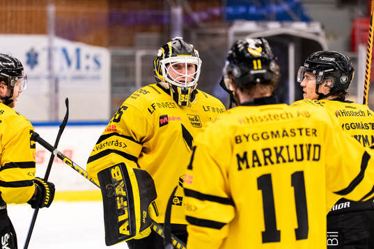 Västerås målvakt Emil Kruse jublar med lagkamrater