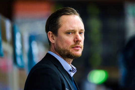 Karlskogas huvudtränare Karl Helmersson deppar