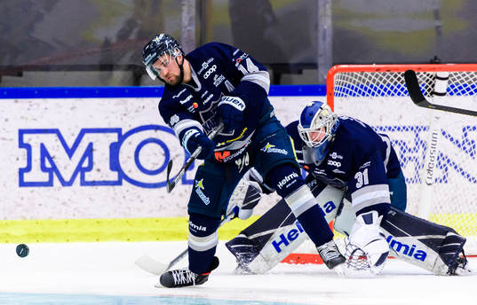 Karlskogas Henrik Björklund och målvakt Tim Juel