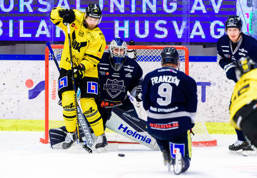 Västerås Sam Marklund och Karlskogas målvakt Tim Juel