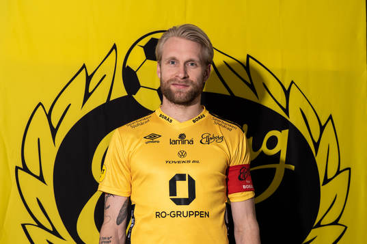 Elfsborgs herrlags lagkapten 2021 Johan Larsson poserar med
