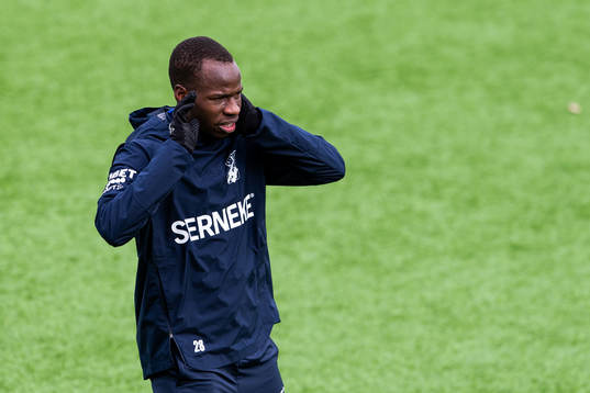 Alhassan Yusuf tar sig mot huvudet