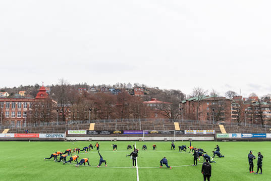 Spelarna stretchar