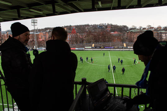 Media syns framför spelarna som värmer upp på Valhalla