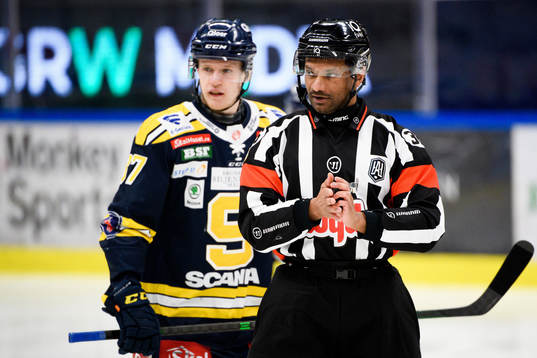 Södertäljes Hugo Gustafsson och domare Fredrik Rönnberg