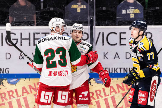 Södertäljes Bobbo Petersson och Oskar Olausson jublar
