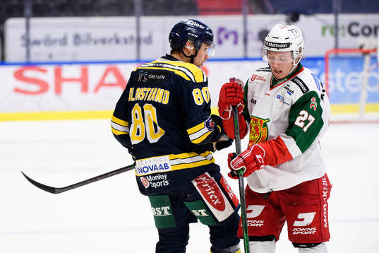 Södertäljes Ludwig Blomstrand kolliderar med Moras Isak