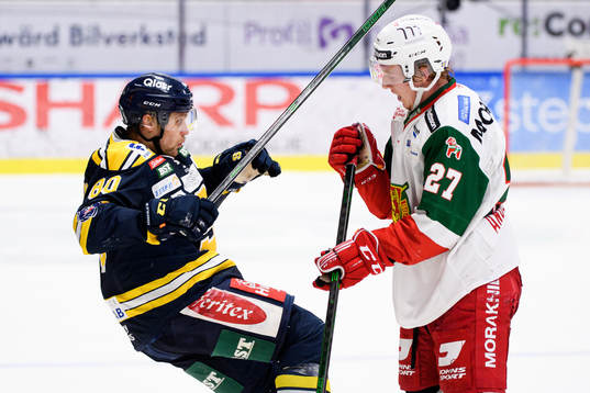 Södertäljes Ludwig Blomstrand kolliderar med Moras Isak