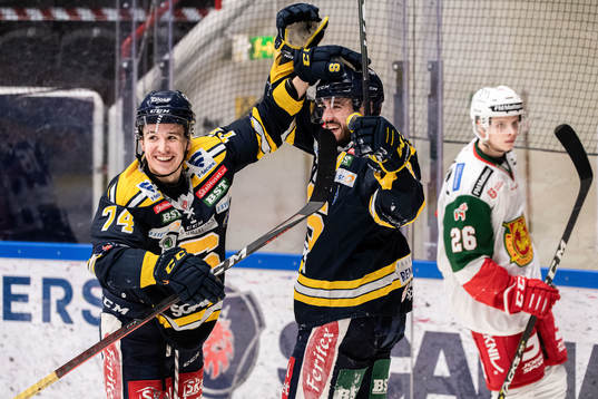 Södertäljes Rasmus Kahilainen och Jacob Dahlström jublar