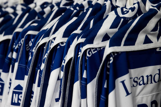 Matchtröjor innan ishockeymatchen i SHL mellan Leksand och