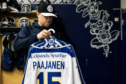 Leksands materialförvaltare Jesper Korning gör i ordning