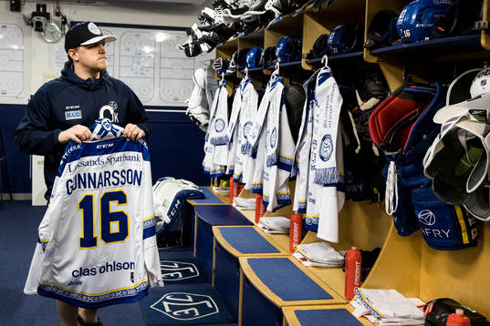 Leksands materialförvaltare Jesper Korning gör i ordning