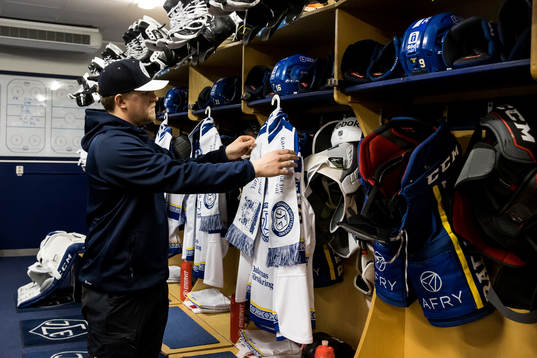 Leksands materialförvaltare Jesper Korning gör i ordning