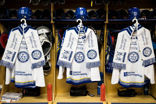 Matchtröjor med halsdukar från Leksand Superstars innan