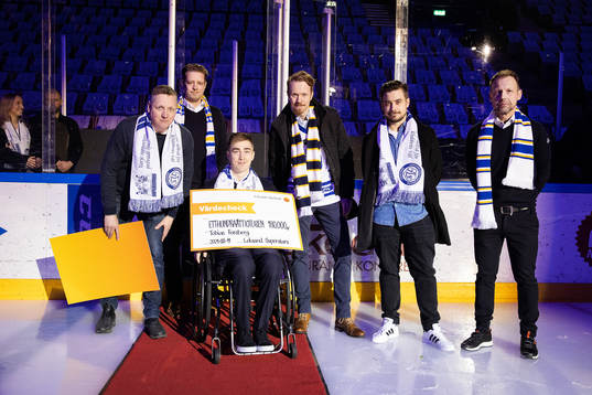 Tobias Forsbergs’s stiftelse tilldelas en check