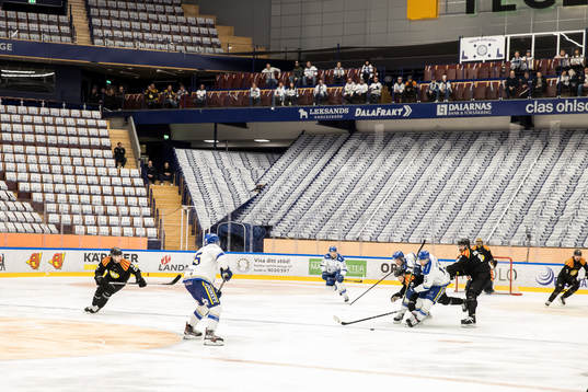 Kamp om pucken i Tegera Arena