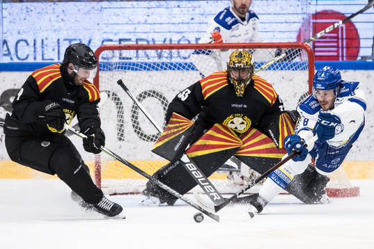 Leksands Matt Caito och Brynäs Niclas Andersén i kamp om