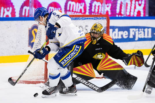 Leksands August Berg och Brynäs målvakt Samuel Ersson