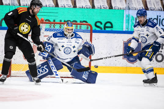 Brynäs John Nyberg och Leksands målvakt Axel Brage och