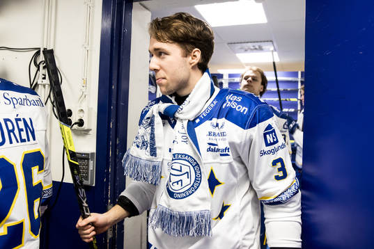 Leksands August Berg innan ishockeymatchen i SHL mellan