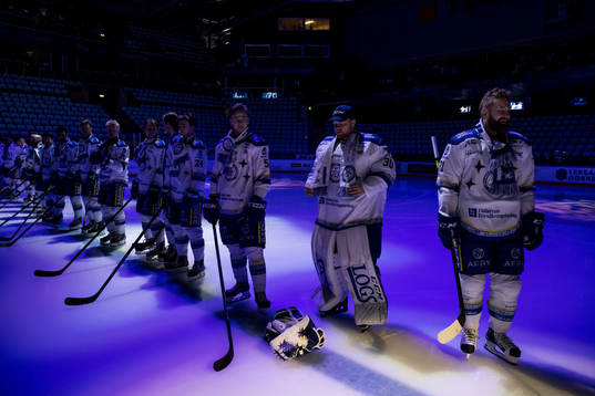 Leksands spelarna uppställda för ceremoni innan