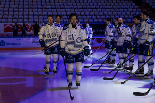 Leksands spelarna uppställda för ceremoni Leksands Oskar
