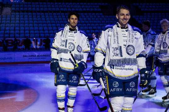 Leksands spelarna uppställda för ceremoni Leksands Jon