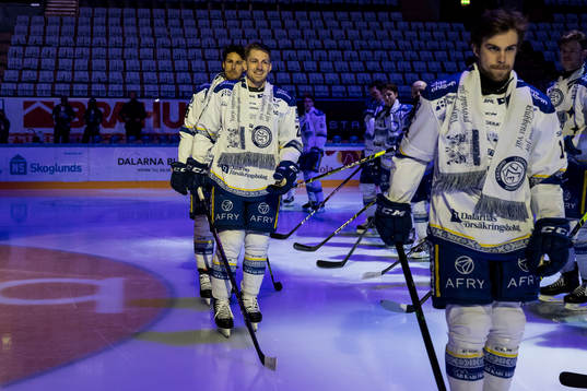 Leksands spelarna uppställda för ceremoni Leksands Patrik
