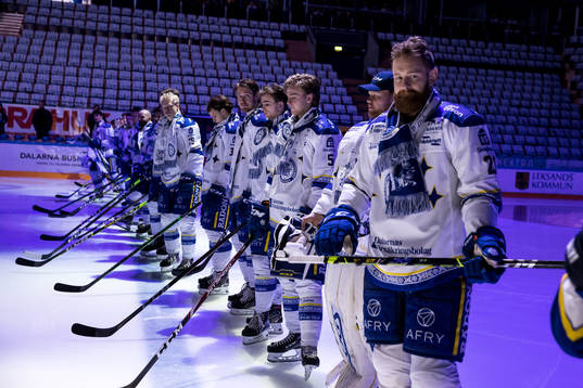 Leksands spelarna uppställda för ceremoni innan