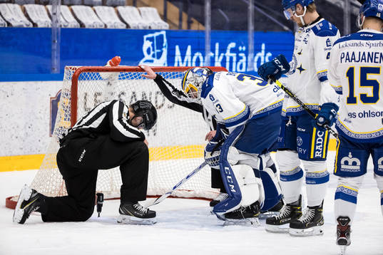 Leksands målvakt Axel Brage ser på när linjedomare fixar