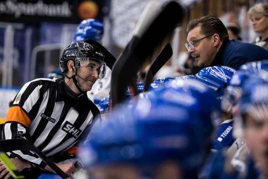 Domare Linus Öhlund och Leksands tränare Björn Hellkvist