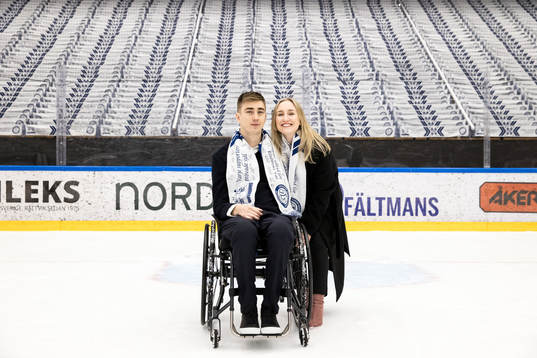 Tobias Forsberg och Filippa Richloow framför norra stå