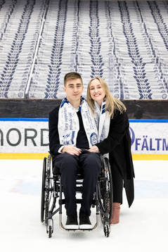 Tobias Forsberg och Filippa Richloow framför norra stå