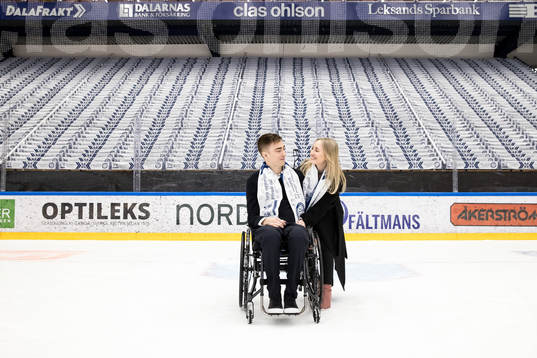 Tobias Forsberg och Filippa Richloow framför norra stå