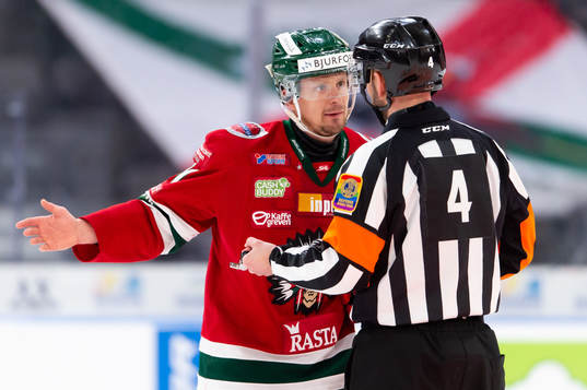 Frölundas Nicklas Lasu pratar med domaren