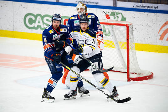 s Simon Önerud framför målvakt Viktor Fasth