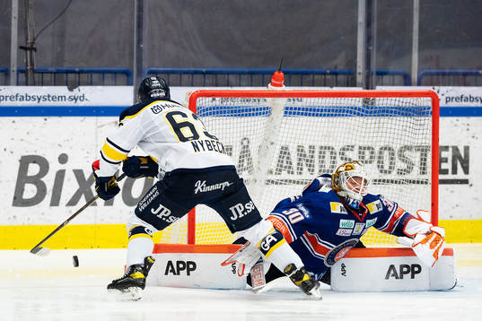 s Zion Nybeck och Växjös målvakt Viktor Fasth