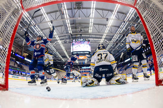 s målvakt Jonas Gunnarsson och Daniel Bertov deppar