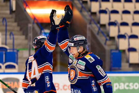 Växjös Joel Persson och Richard Gynge jublar