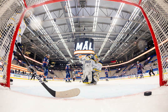 s målvakt Jonas Gunnarsson deppar