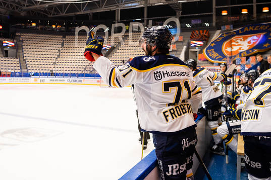 s Linus Fröberg skriker på domaren