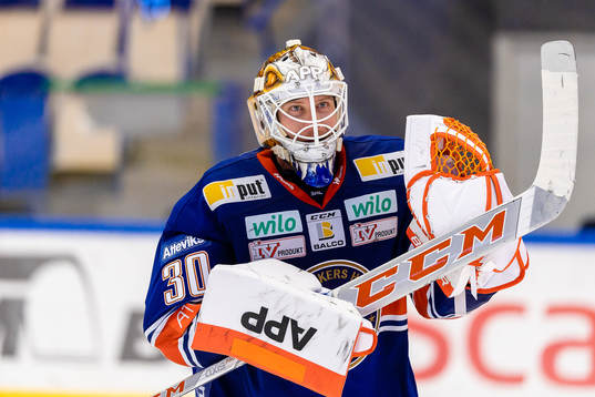 Växjös målvakt Viktor Fasth jublar